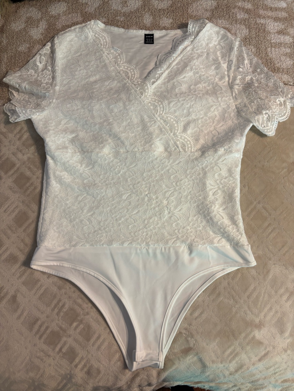 SHEIN White Lace Short Sleeve Scoop Neck Bodysuit